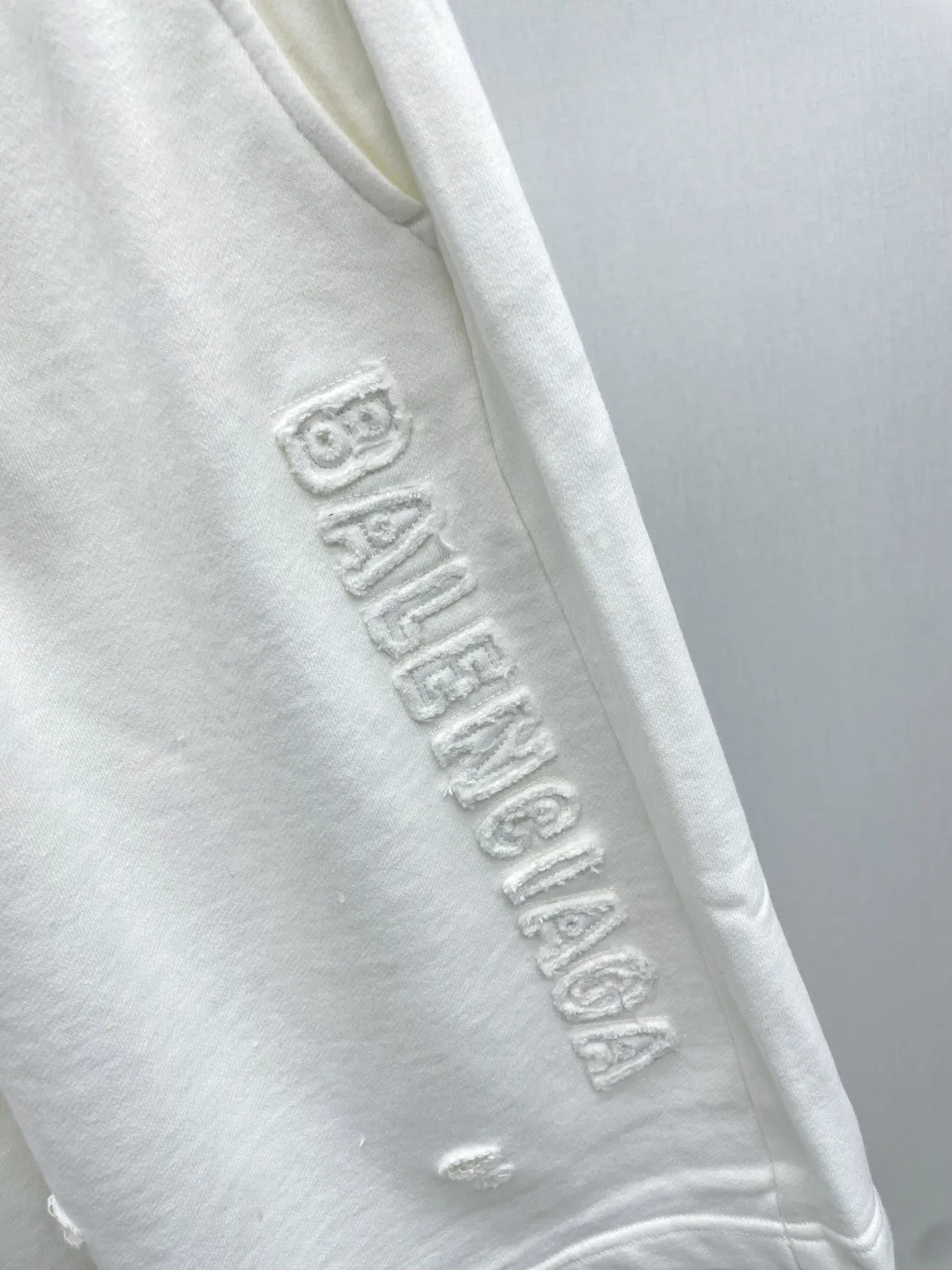 Bal Paris 2026 spring and summer New Arrival patch embroidered letter brand LOGO casual shorts are on sale simultaneously on the DDD official website. Brand Classic LOGO casual pants, customized fabrics, excellent comfort and strong touch. Highly recognisable, perfect appearance and craftsmanship. Size:M-3XL